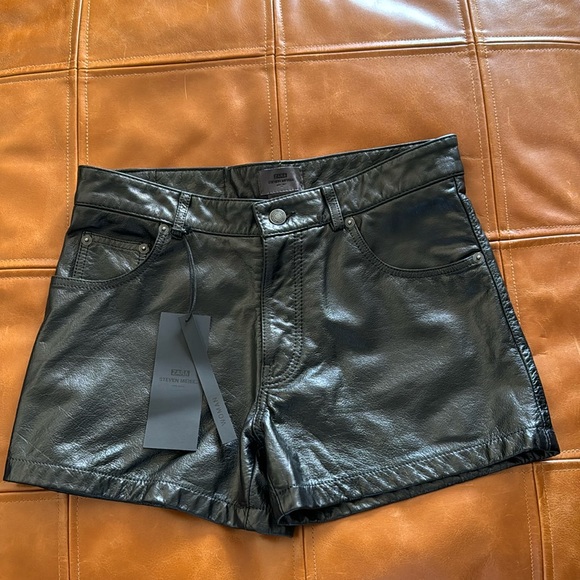 Steven Meisel X ZARA woman’s Black 100% leather shorts Size Small US 6. NWT. - Picture 2 of 9
